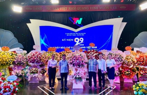 THÉP VIỆT – SING TẶNG HOA ĐÀI PHÁT THANH & TRUYỀN HÌNH THÁI NGUYÊN VÀ BÁO THÁI NGUYÊN NHÂN NGÀY BÁO CHÍ CÁCH MẠNG VIỆT NAM 21/6